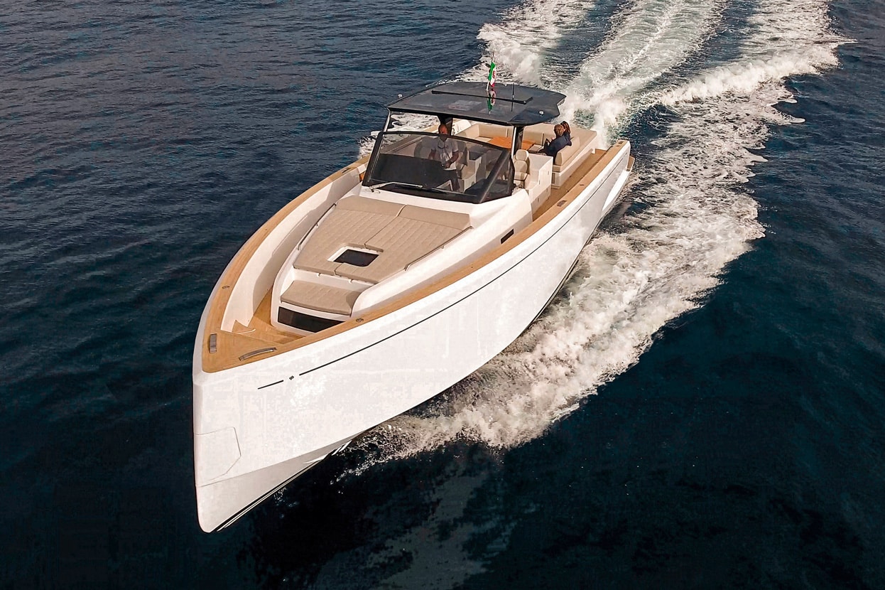Bateau à moteur de la formule Weekender