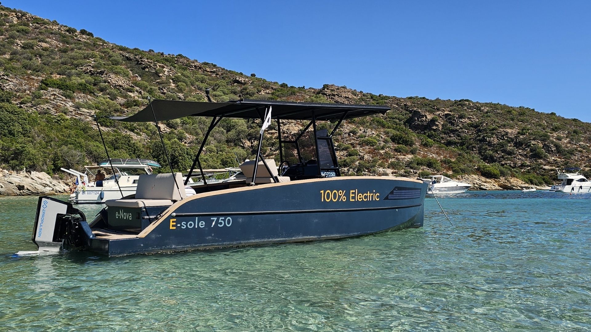 La barca elettrica Liberty Pass mentre naviga in mare