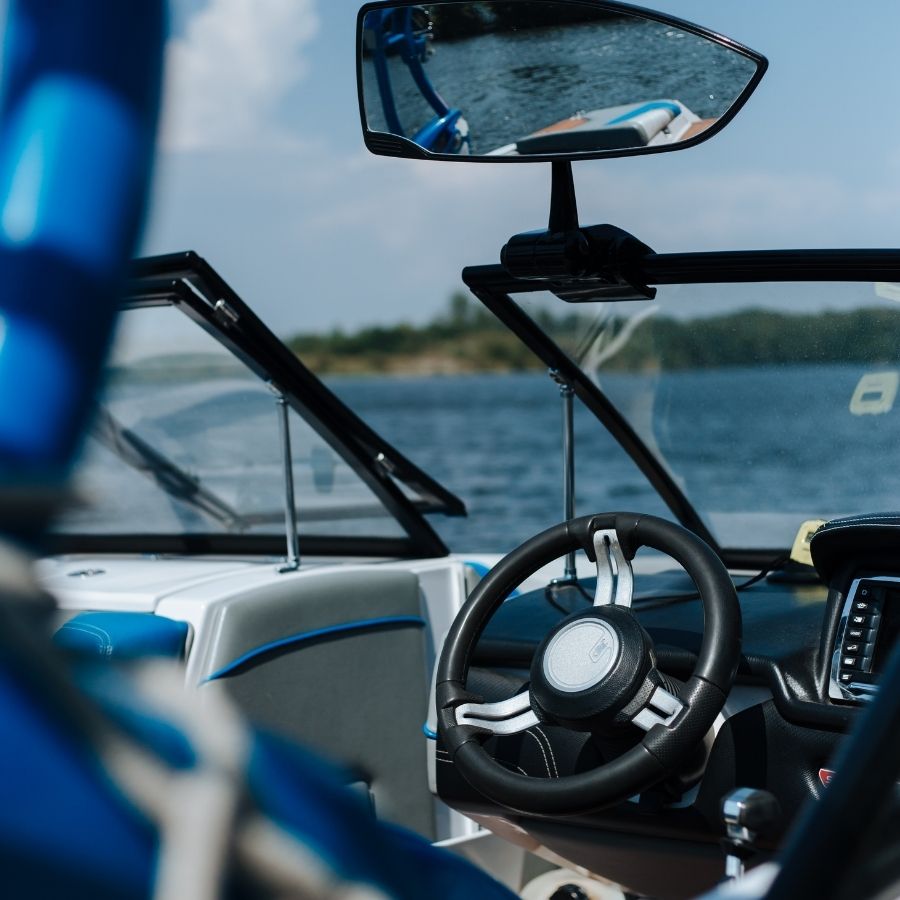 La lancha a motor «Liberty Pass» navegando
