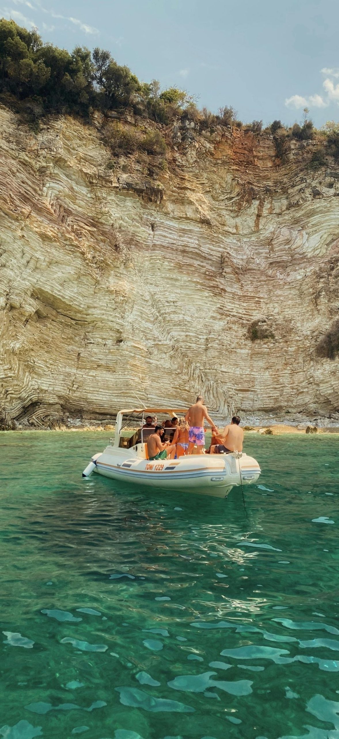Bateau semi-rigide Liberty Pass naviguant en mer