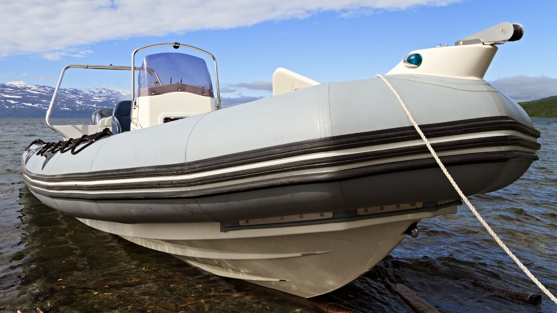 Bateau semi-rigide Liberty Pass naviguant en mer