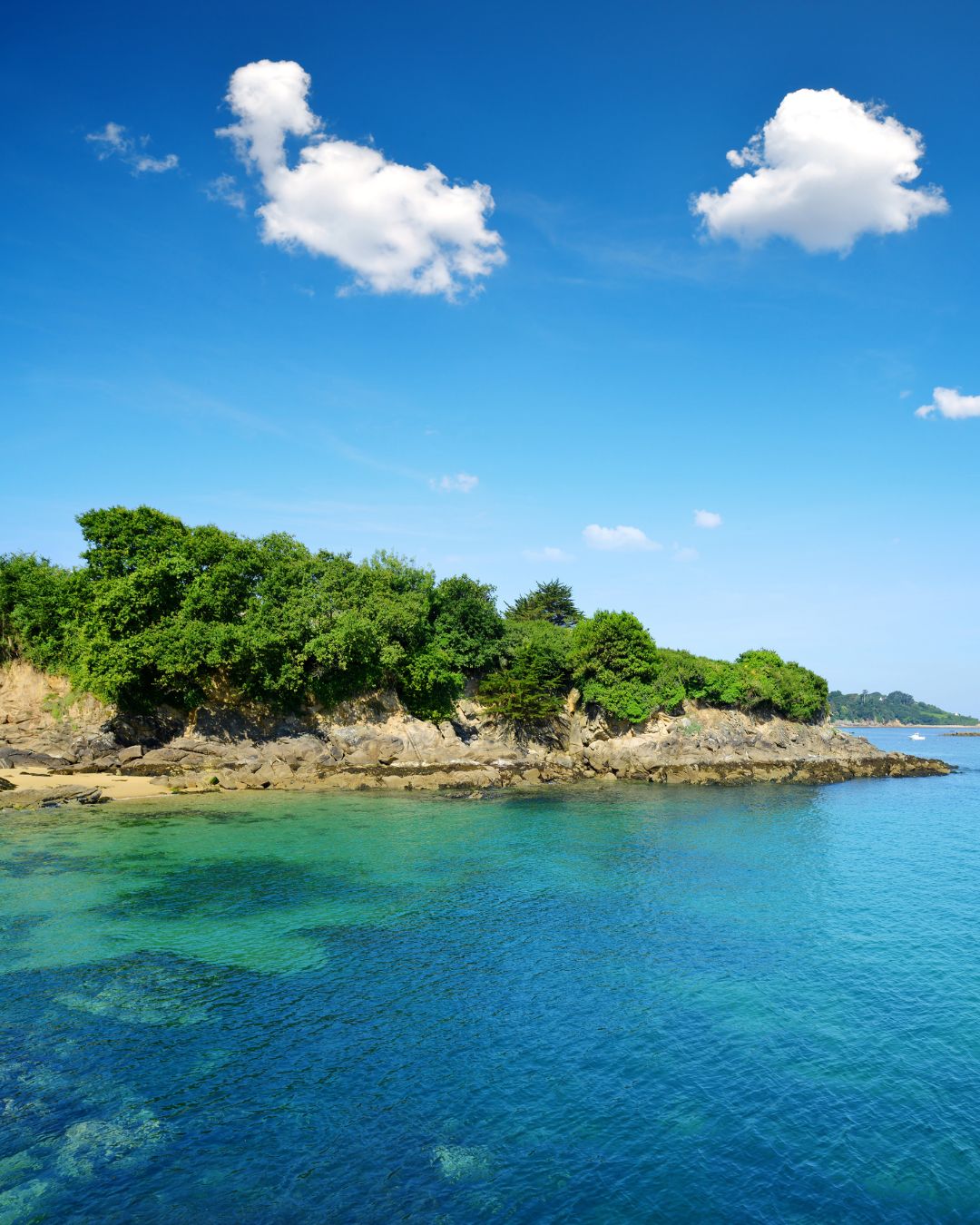 Sailing to Douarnenez Bay from Brest