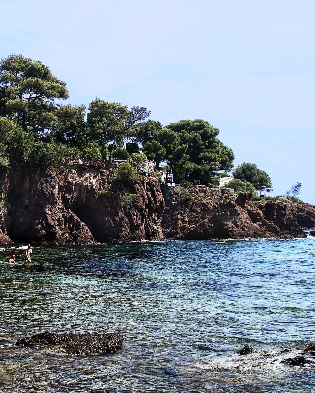 Navigation vers la baie d'Agay depuis Fréjus