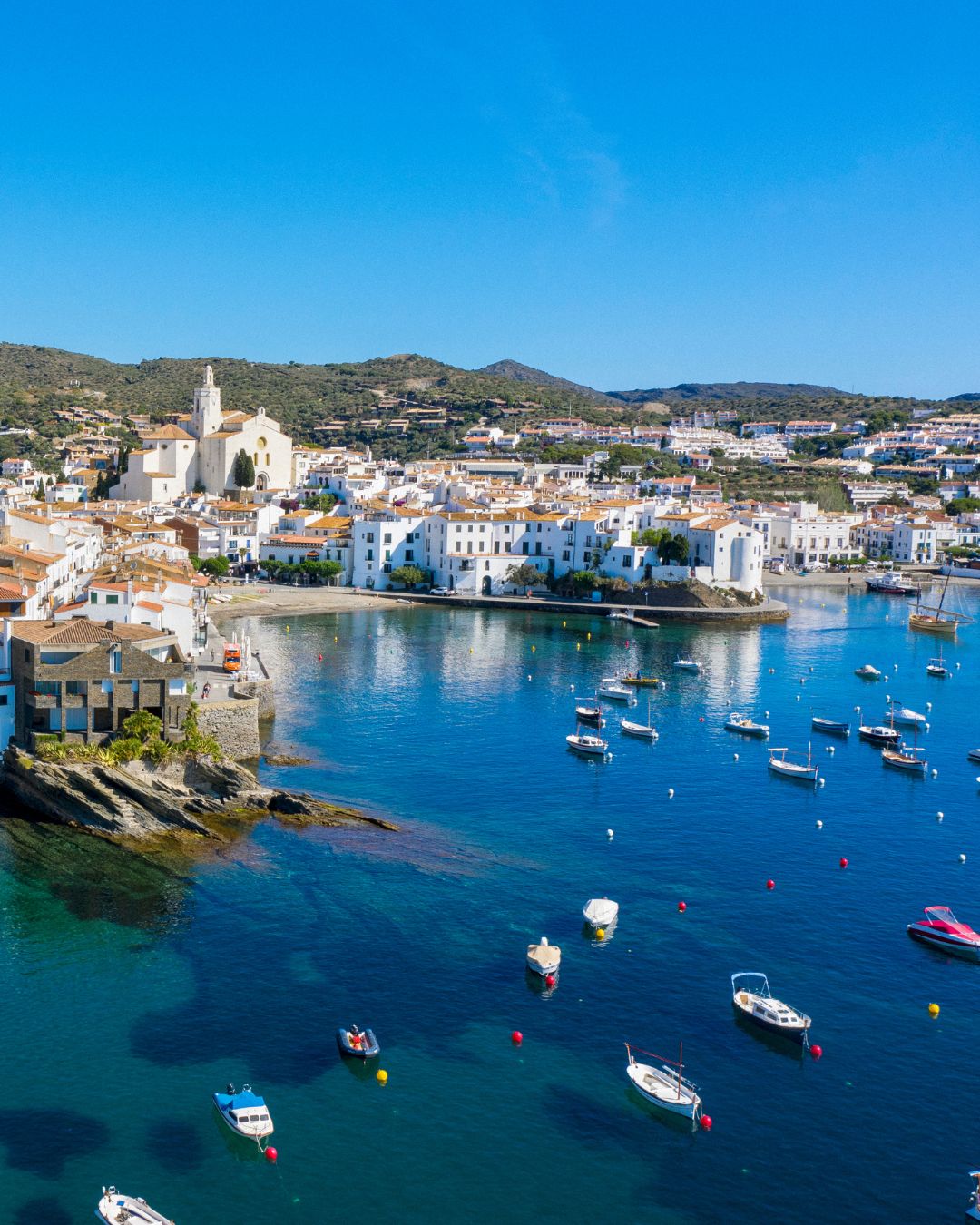 Village blanc de Cadaqués et sa baie sur la Costa Brava