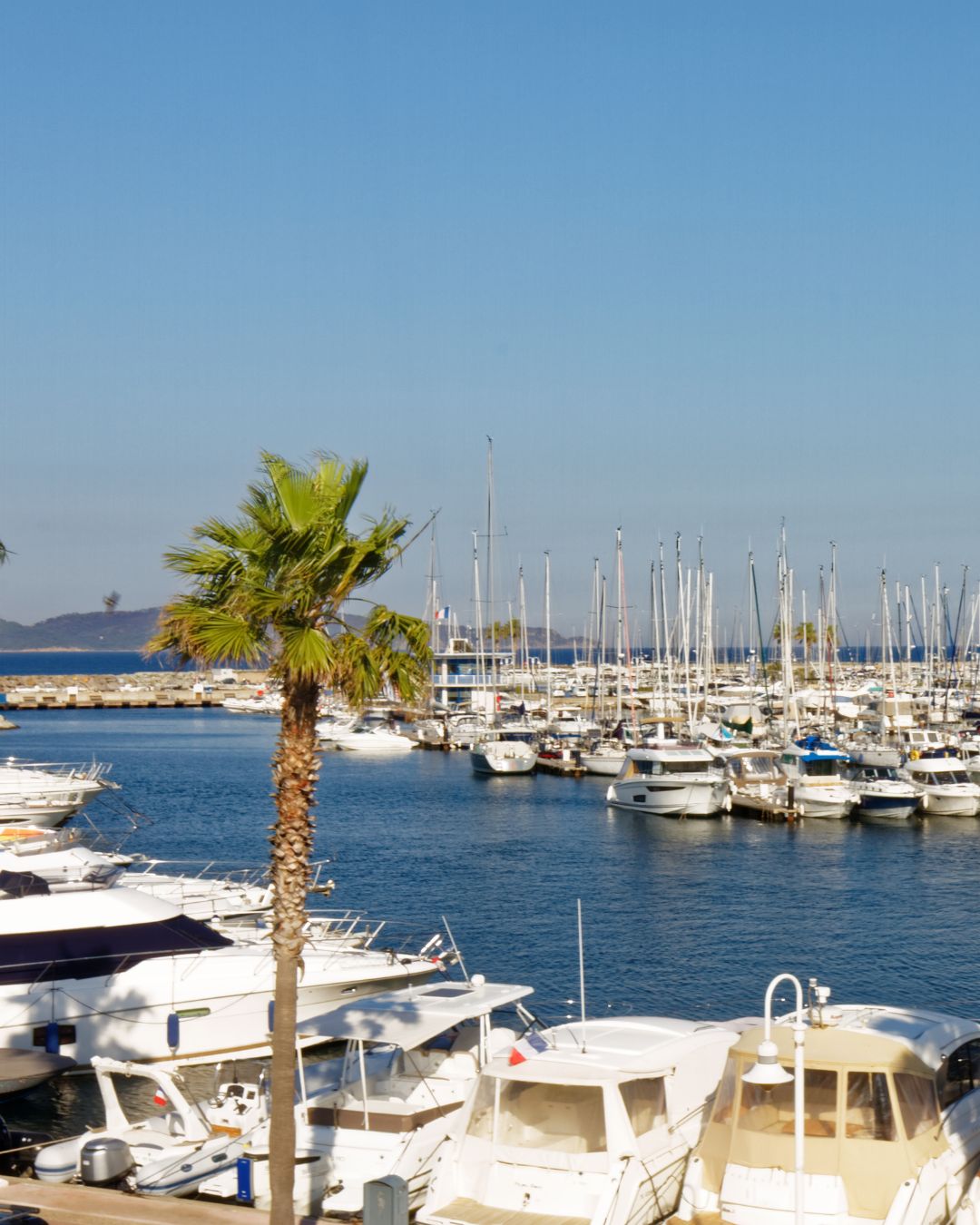 Navigation à Cavalaire-sur-Mer sur la côte méditerranéenne