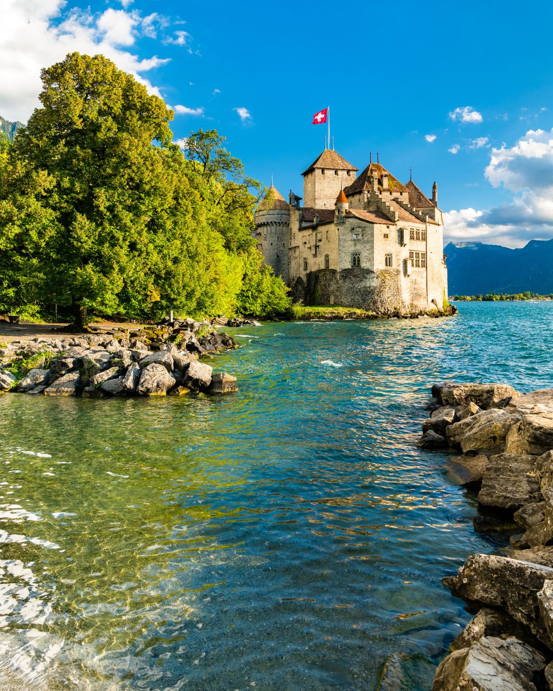 Navigation vers le château de Chillon sur le lac Léman