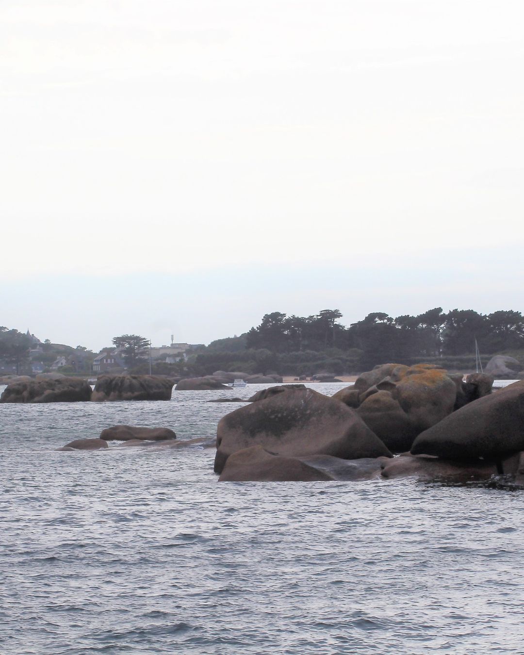 Navigation à Pléneuf-Val-André sur la côte bretonne