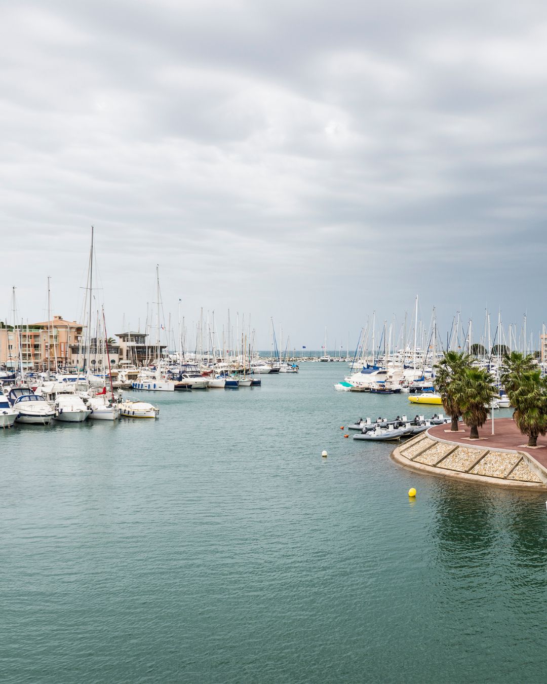 Navigation à Fréjus sur la côte méditerranéenne