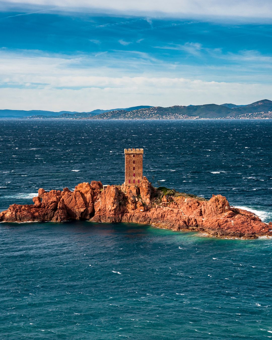 L’île d’Or et sa tour au large du Dramont à Saint-Raphaël