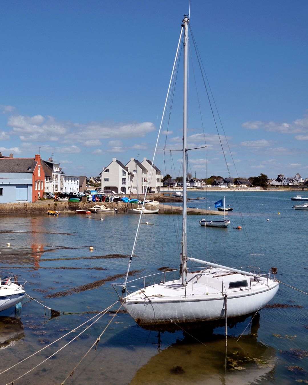 Journée au mouillage en bateau sur la côte près de Lorient
