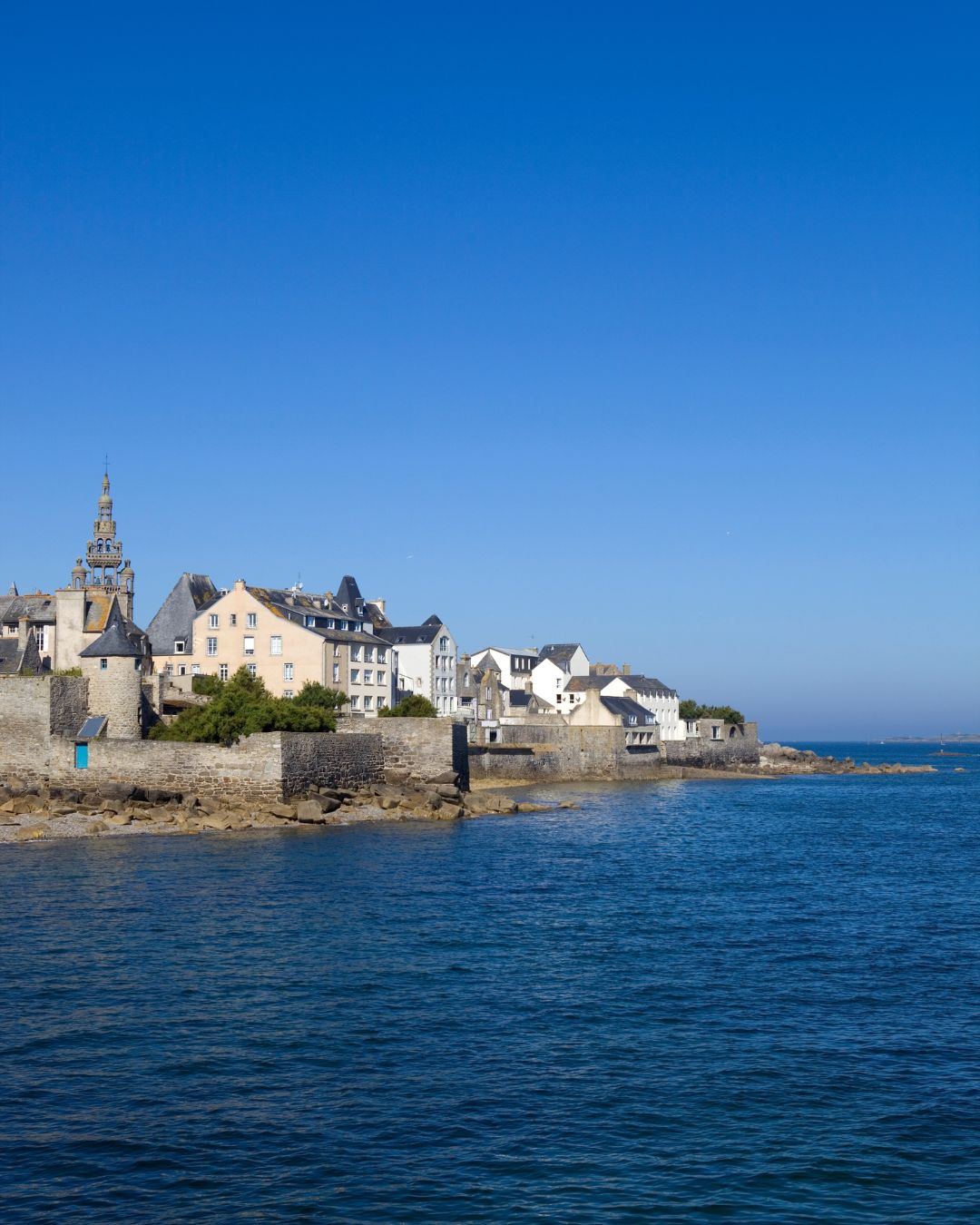 Navigation à Roscoff sur la côte nord de la Bretagne