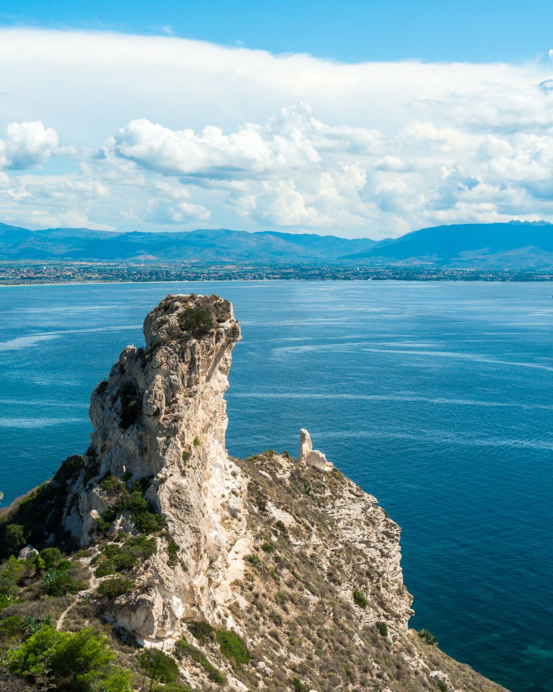 Navigation devant la Sella del Diavolo près de Cagliari en Sardaigne