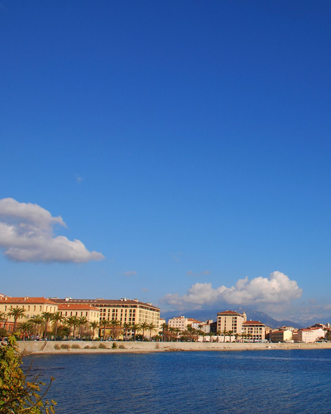 Navigation à Ajaccio dans le golfe d’Ajaccio en Corse