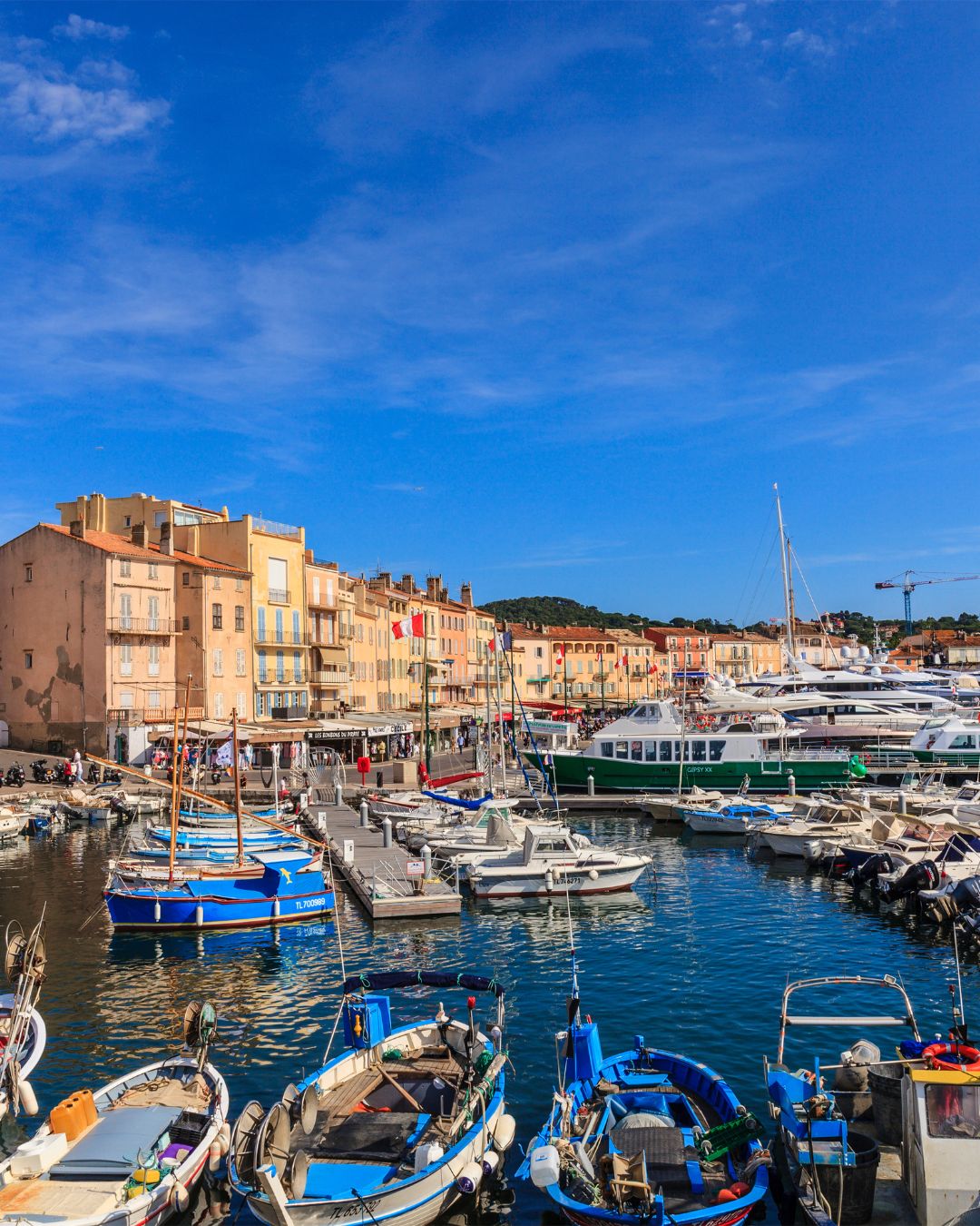 Navigation à Saint-Tropez sur la côte méditerranéenne