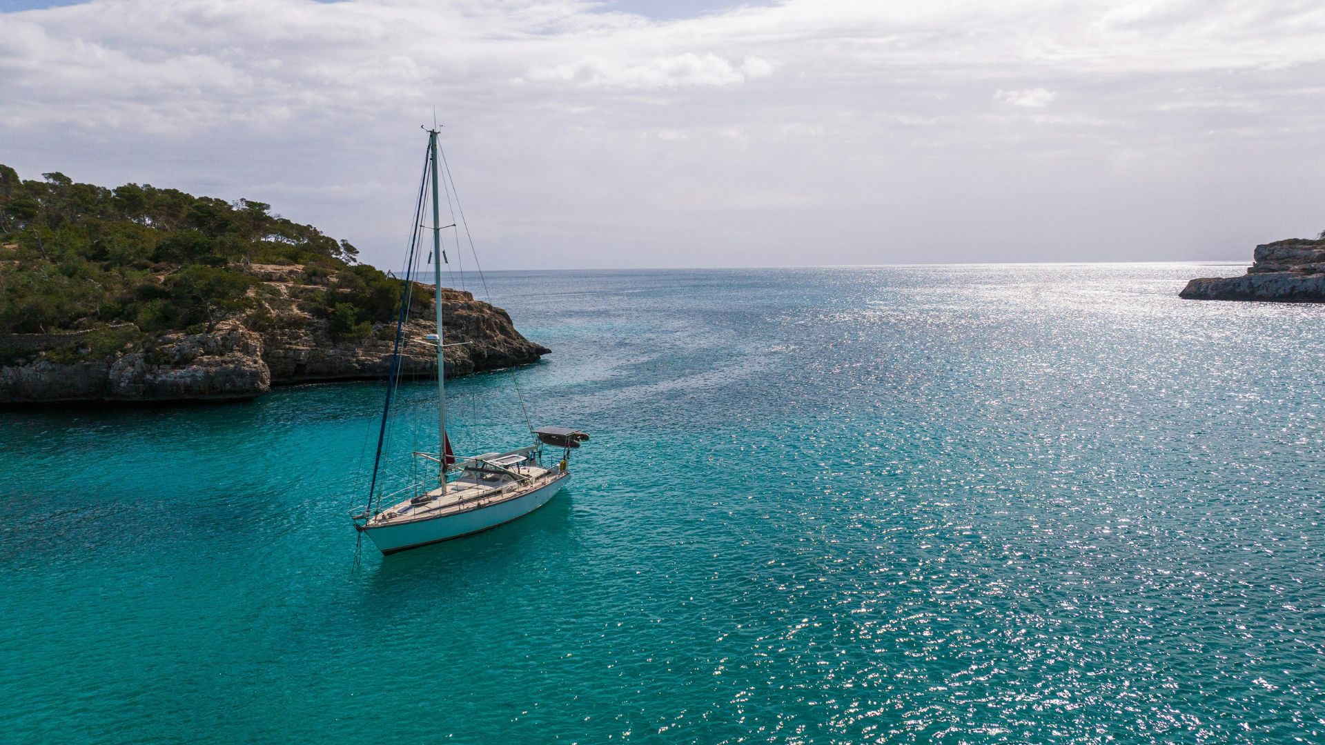 Voilier naviguant en mer pendant l'été