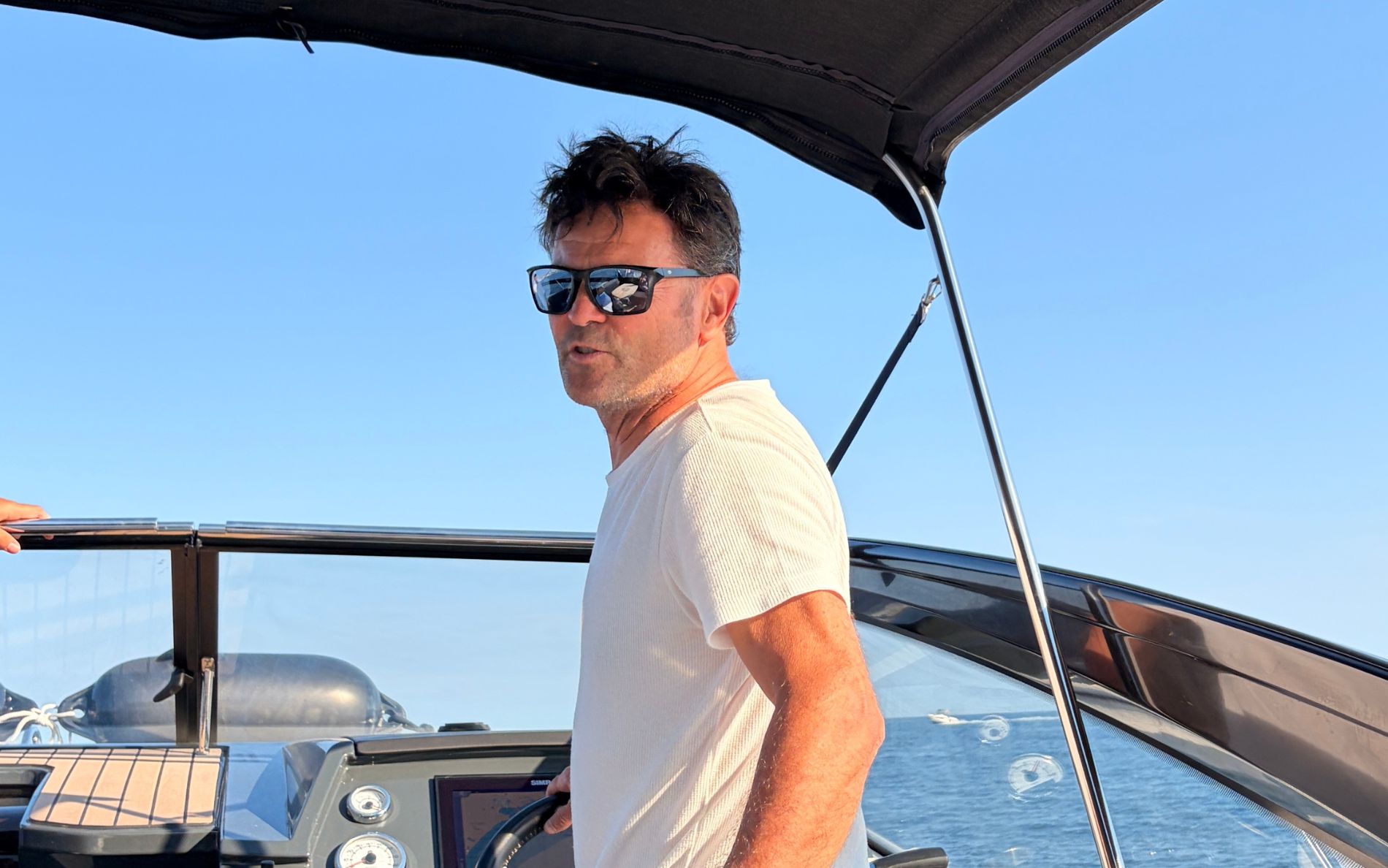 Propriétaire profitant de son bateau